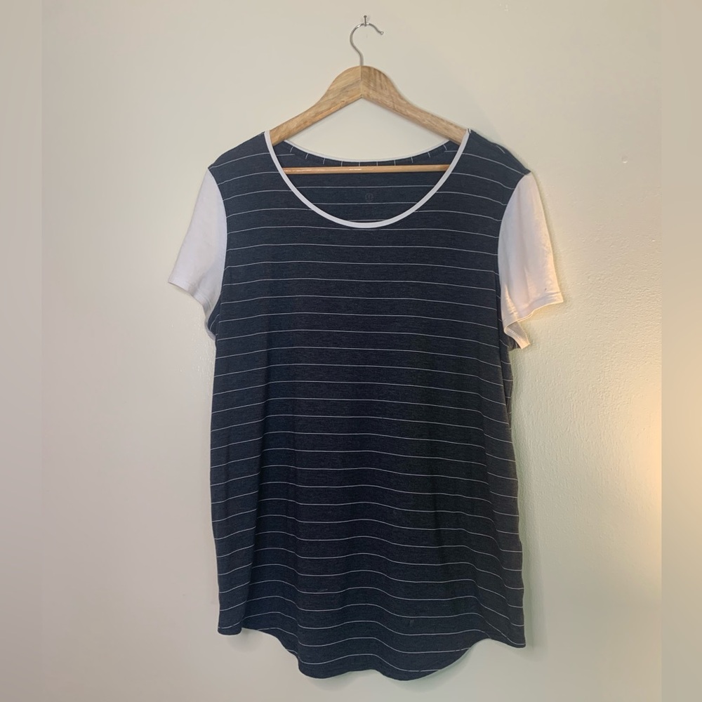 Lululemon Grey & White Striped Scoop Neck Tee Shirt Size Large